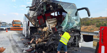 Mersin’de Feci Kaza! Yolcu Otobüsü Tıra Çarptı, Yaralılar Var