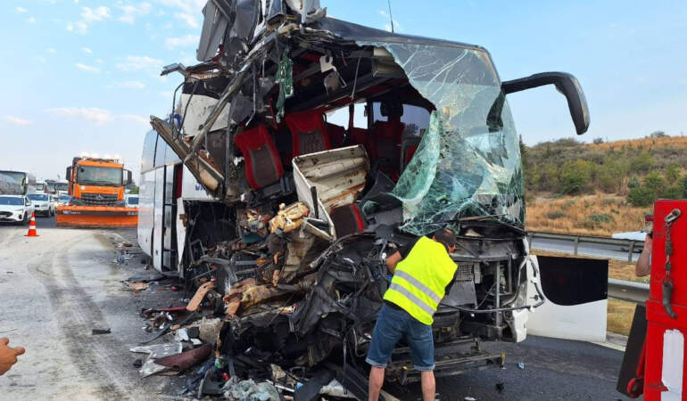 Mersin’de Feci Kaza! Yolcu Otobüsü Tıra Çarptı, Yaralılar Var
