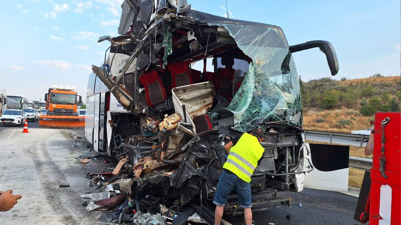 Mersin’de Feci Kaza! Yolcu Otobüsü Tıra Çarptı, Yaralılar Var