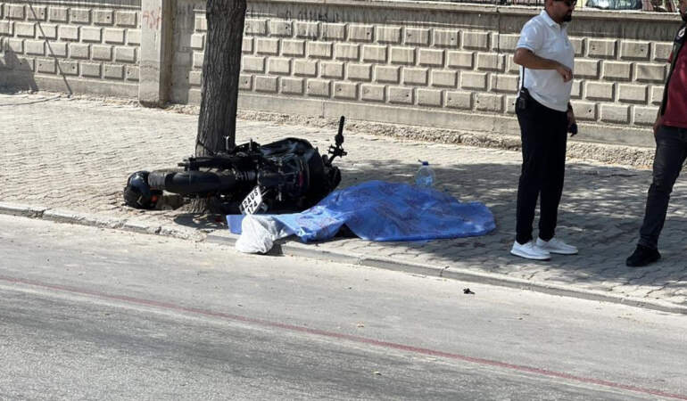 Motosiklet Önce Bisikletliye Ardından Ağaca Çarptı: 2 Kişi Hayatını Kaybetti
