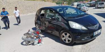 Motosikletle Otomobil Birbirine Girdi: 2 Yaralı