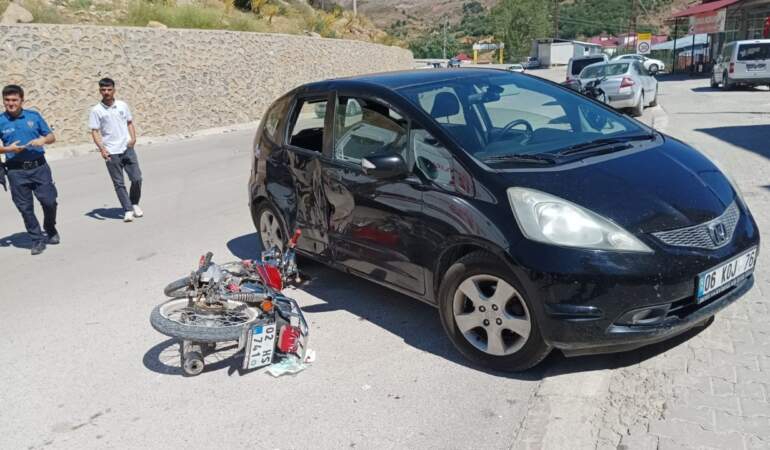 Motosikletle Otomobil Birbirine Girdi: 2 Yaralı