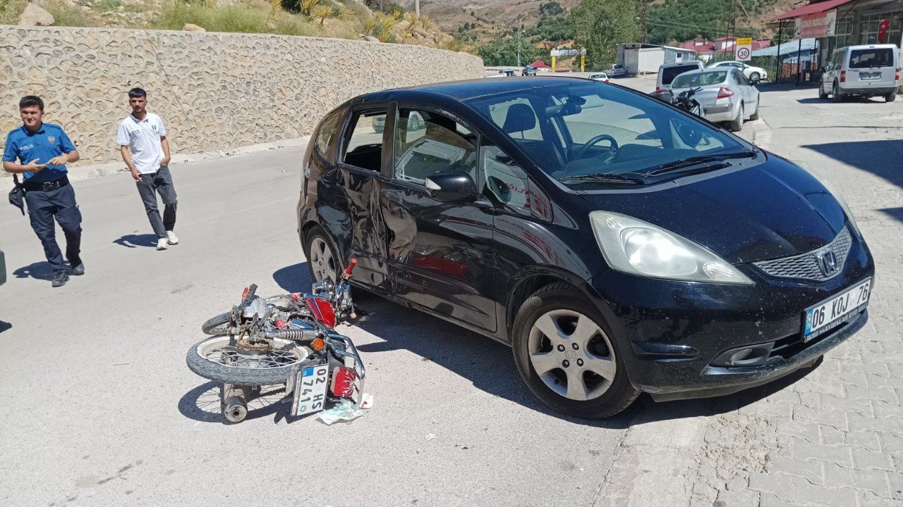 Motosikletle Otomobil Birbirine Girdi: 2 Yaralı