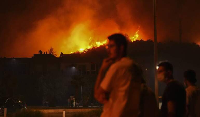 Ormanlarımız Alev Alev Yanıyor! İzmir, Hatay ve Manisa’da Yangınla Mücadele Sürüyor, Binlerce Kişi Tahliye Edildi