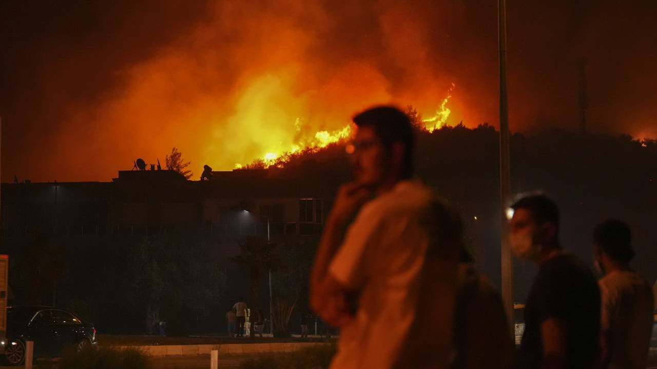 Ormanlarımız Alev Alev Yanıyor! İzmir, Hatay ve Manisa’da Yangınla Mücadele Sürüyor, Binlerce Kişi Tahliye Edildi