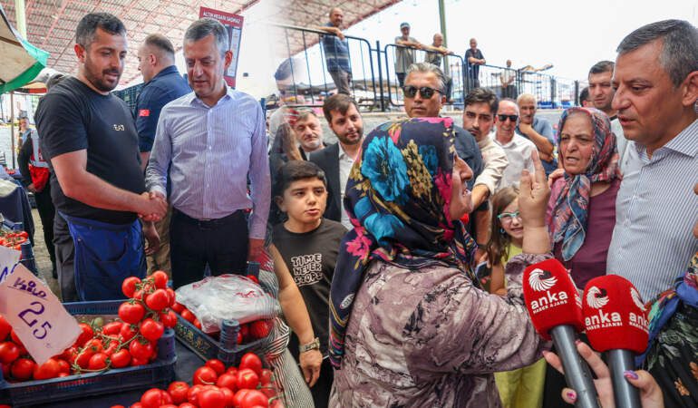Pazarcının Sözleri Tüm Türkiye’yi Ağlatacak! Özel’e Bu Sözlerle İsyan Etti: ‘Akşam Gelin, Ağlama Sesleri Duyarsınız’