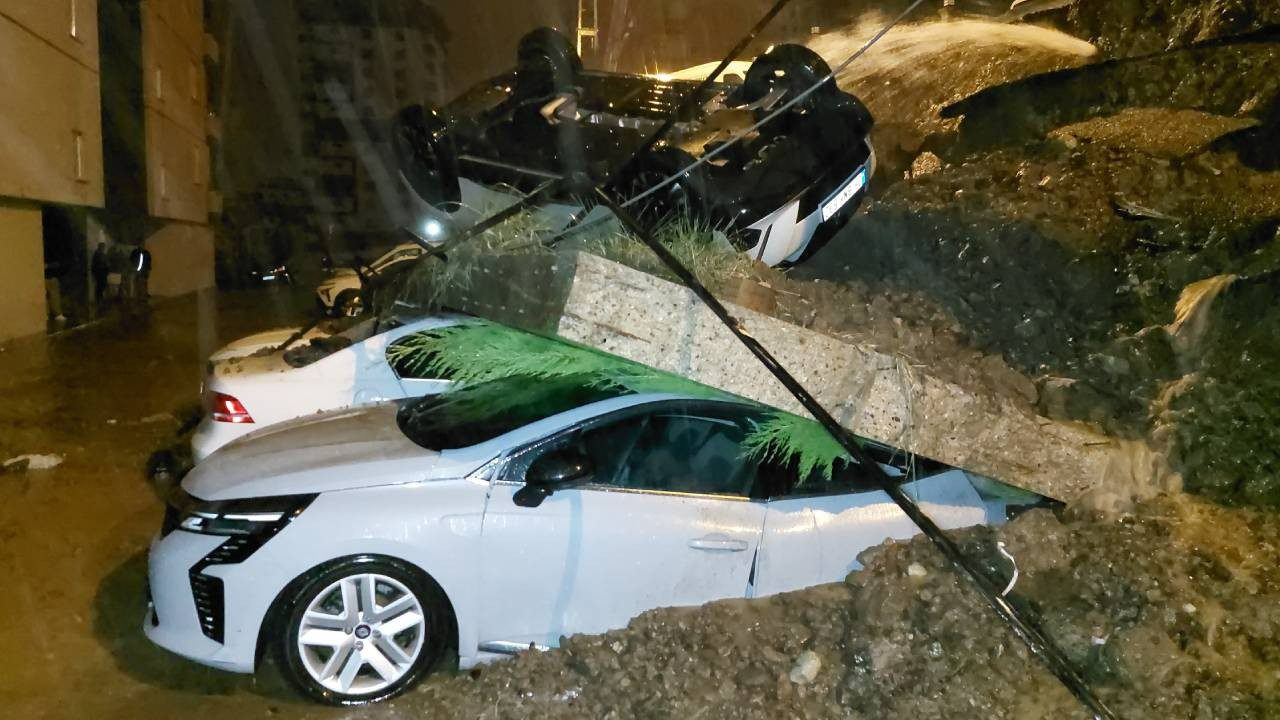 Samsun’da Sağanak Felaketi: Duvar Çöktü, Araçlar Pert Oldu