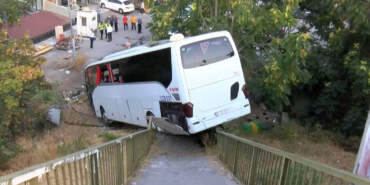 Şoför Direksiyonda Fenalaştı, İşçi Servisi Şarampole Uçtu! 9 Yaralı