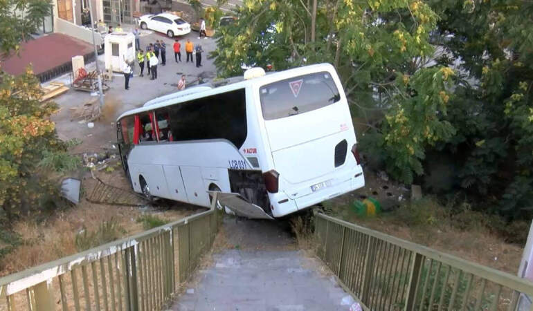 Şoför Direksiyonda Fenalaştı, İşçi Servisi Şarampole Uçtu! 9 Yaralı