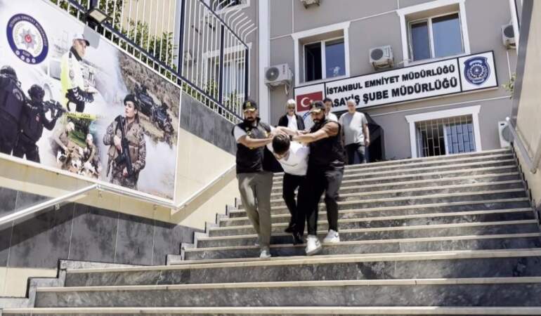 Şoke Eden Olay: Arkadaşını Öldürdü, Bavulun İçinde Saklanırken Yakalandı
