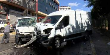 Sultanbeyli’de Kamyonet ile Hafif Ticari Araç Çarpıştı! 2 Kişi Yaralandı