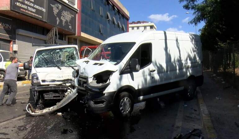 Sultanbeyli’de Kamyonet ile Hafif Ticari Araç Çarpıştı! 2 Kişi Yaralandı