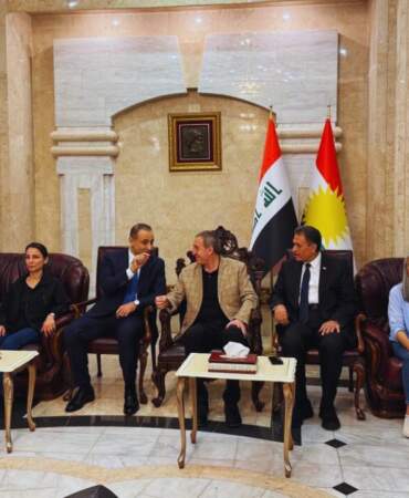 Terör Örgütü PKK Silah Bırakacak: DEM Parti Heyeti Süleymaniye’de! Resmi Törenle Karşılandılar