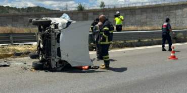 Tosya’da Hafif Ticari Araç Devrildi: 2 Yaralı