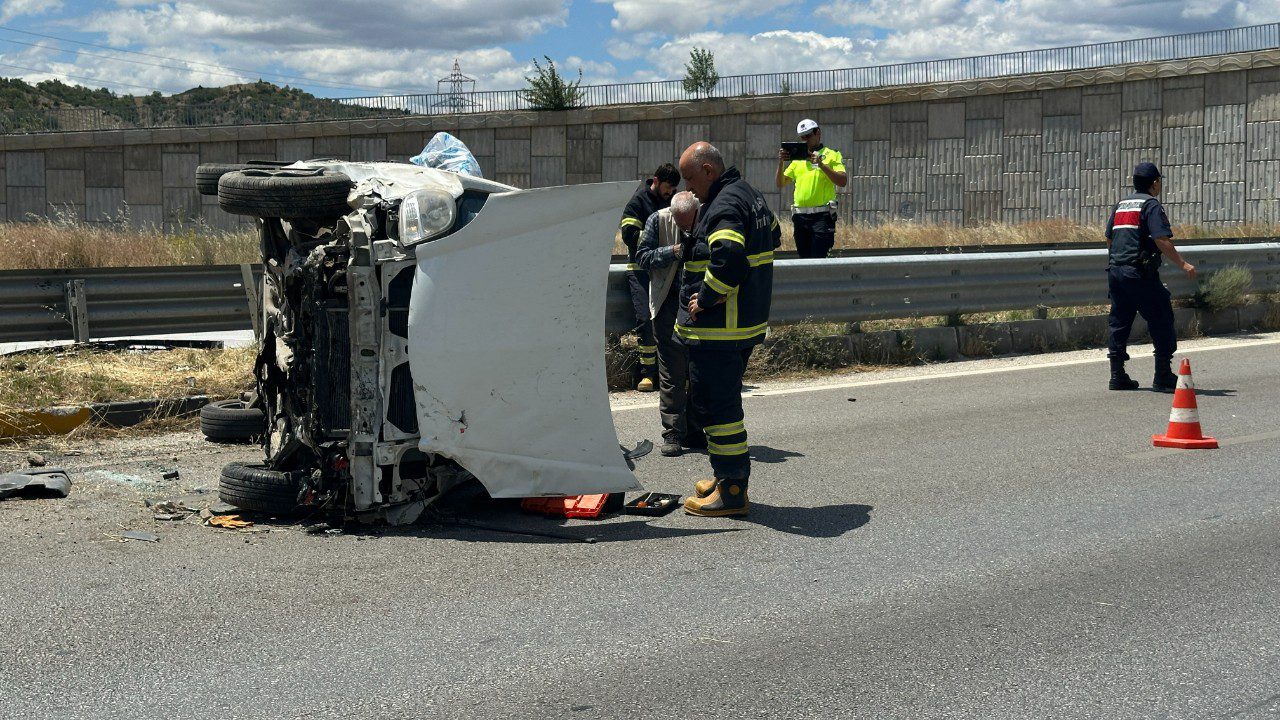 Tosya’da Hafif Ticari Araç Devrildi: 2 Yaralı