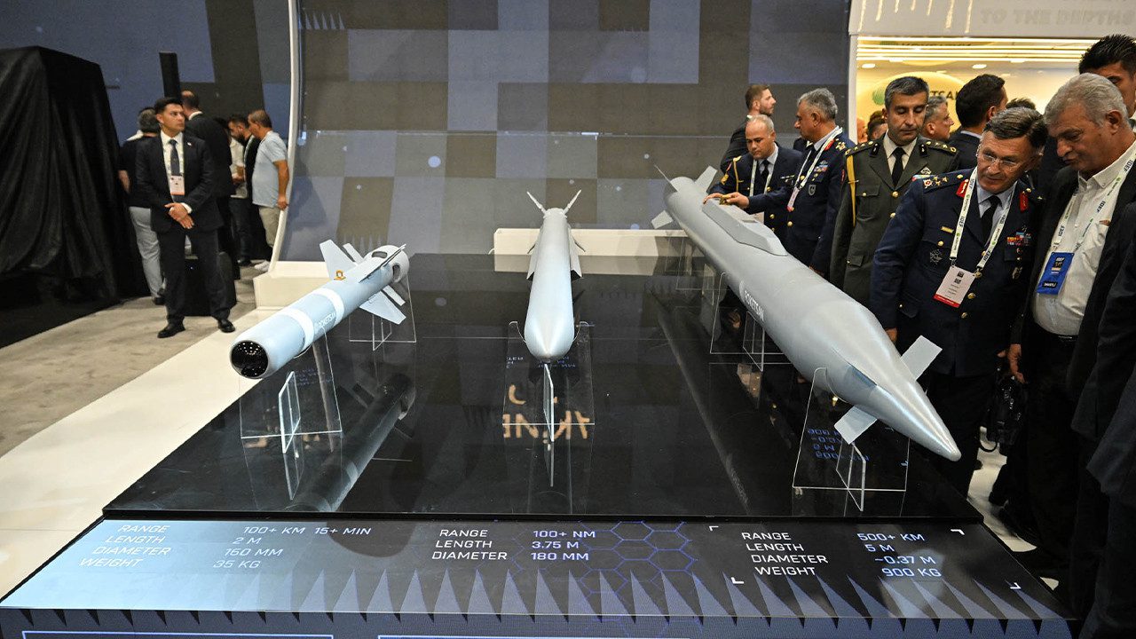 Türk Savunma Sanayiinde Tarihi Gün! Siyah Örtü Açıldı, Roketsan’ın Yeni Füzeleri Tanıtıldı