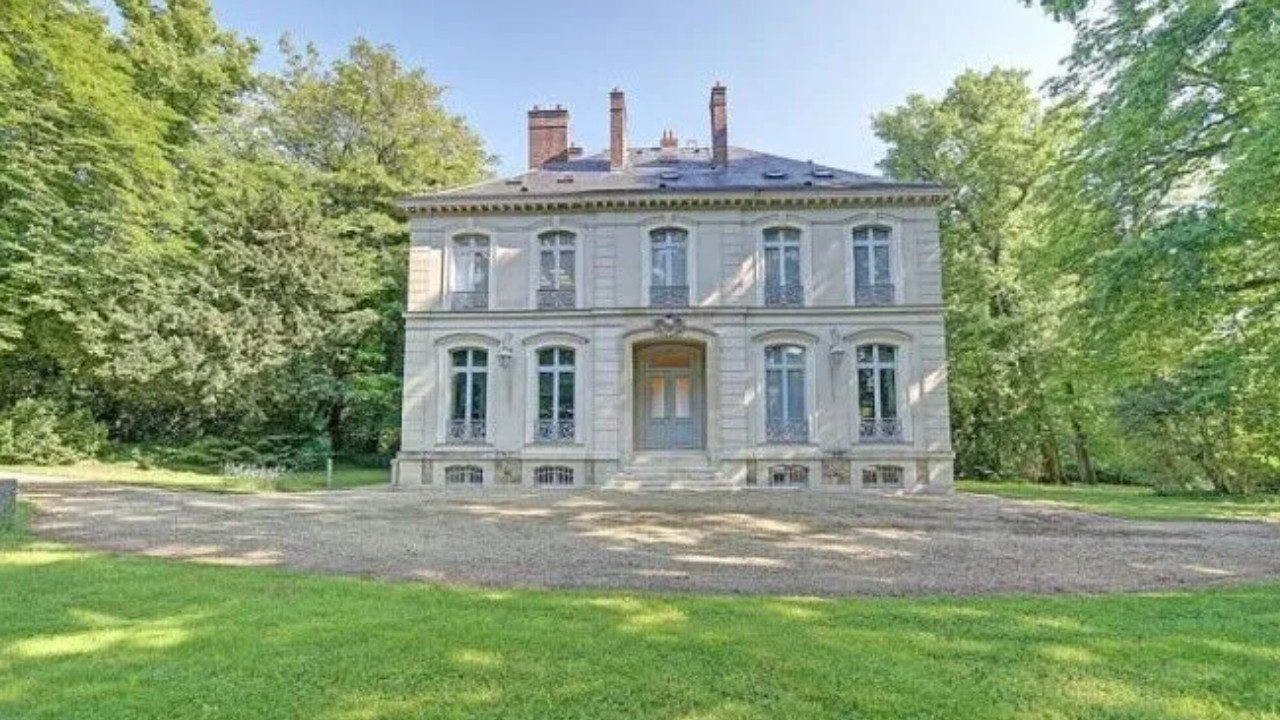 Ünlü Fransız Modacı Karl Lagerfeld’in Sadece Bir Gece Kaldığı Tarihi Konak Rekor Fiyata Satıldı! Duyanlar Hayrete Düştü