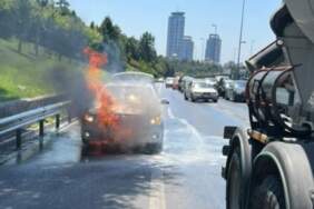 Üsküdar’da Seyir Halindeki Otomobil Alev Alev Yandı