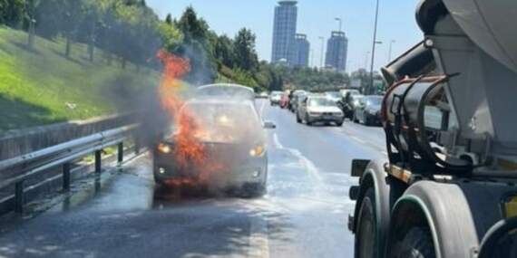 Üsküdar’da Seyir Halindeki Otomobil Alev Alev Yandı