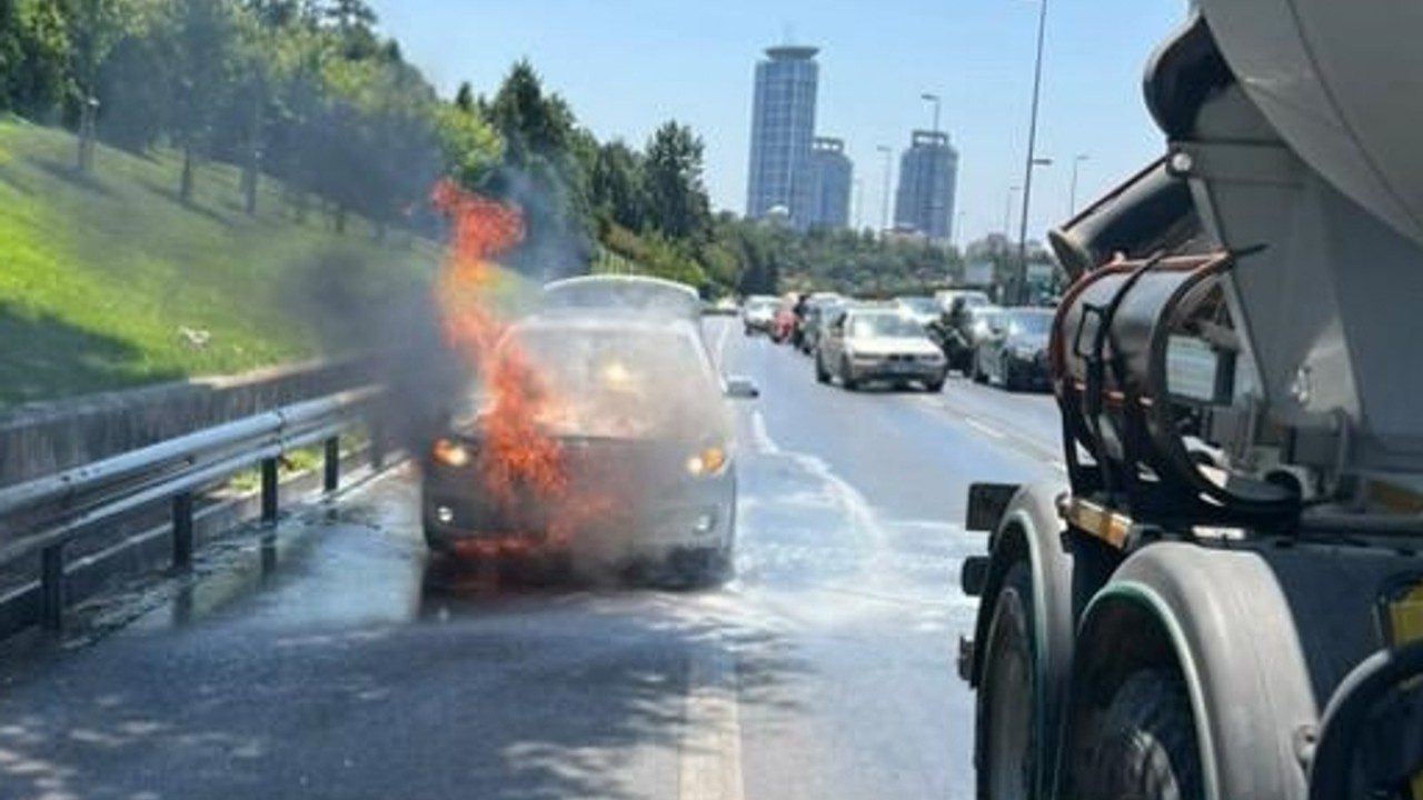 Üsküdar’da Seyir Halindeki Otomobil Alev Alev Yandı