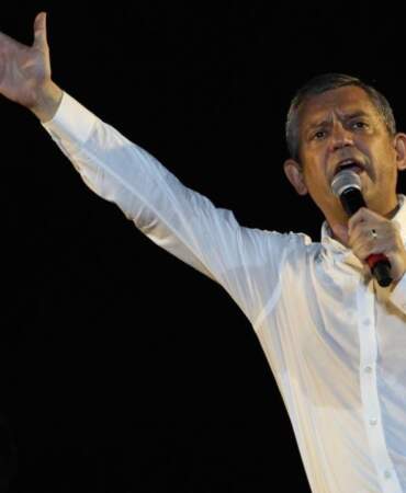 Vatandaşlar Zeydan Karalar İçin Mitinge Akın Etti! Özgür Özel’den Adana’da ‘Siyasi Darbe’ Çıkışı