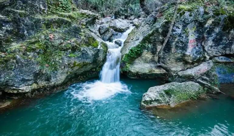 İzmir’in sır gibi sakladığı doğa harikası keşfedildi! Menderes’teki Malta Şelalesi kalabalıklardan bıkana nefes aldıracak!