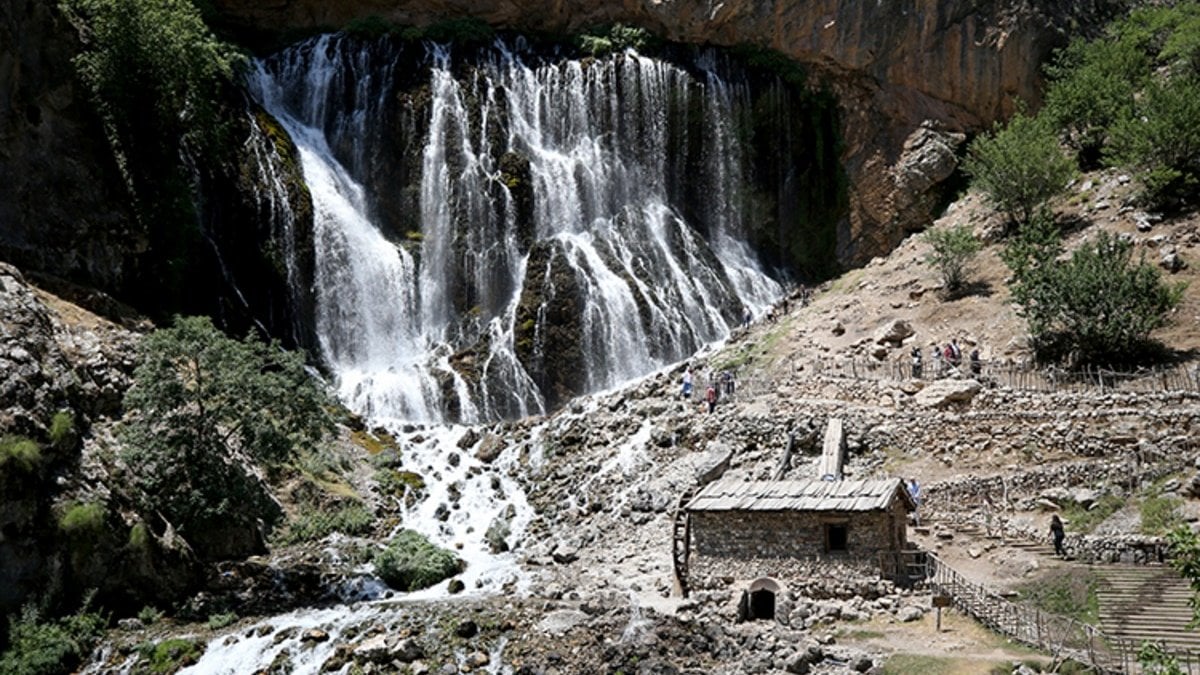 Kavurucu sıcaklarda cennetten köşe! Her adımına değiyor: Kapuzbaşı Şelaleleri resmen doğal klima