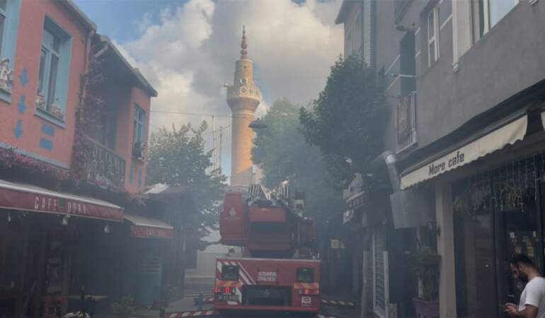 Fatih’te yangın paniği: Tarihi hamam zarar gördü