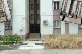 Adana’da apartmanın merdiveni çöktü, mahsur kalan 20 kişiyi itfaiye kurtardı