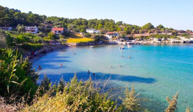 Çeşme’nin popülerliğini gölgeliyor: Karaburun’da sır gibi saklanan Boyabağ Koyu kumlarla çevrili deniziyle adeta cennetten köşe