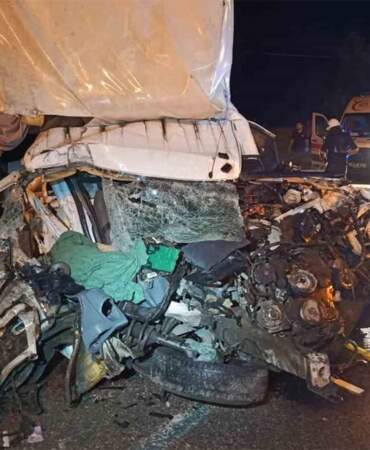 Samsun’da feci kaza: Kamyonet park halindeki tıra çarptı! 1 ölü, 1 yaralı