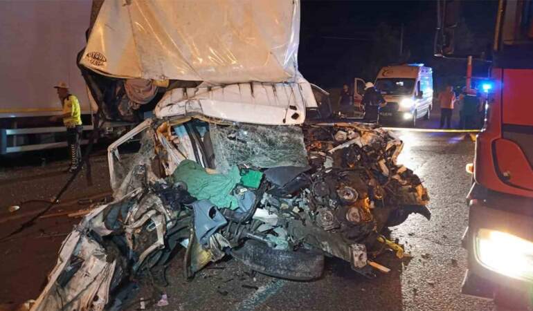 Samsun’da feci kaza: Kamyonet park halindeki tıra çarptı! 1 ölü, 1 yaralı