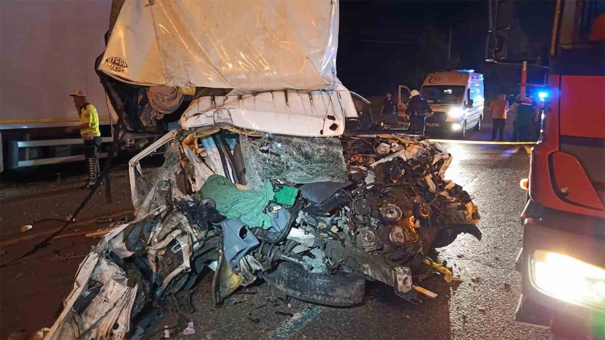 Samsun’da feci kaza: Kamyonet park halindeki tıra çarptı! 1 ölü, 1 yaralı