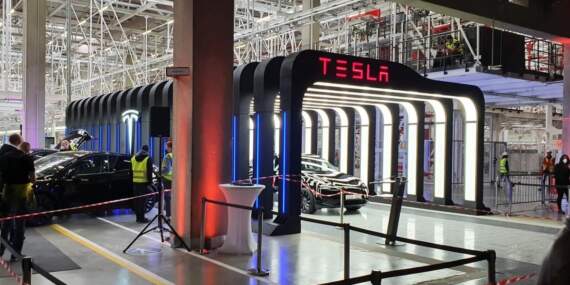 Tesla’dan ailelere özel Model Y sürprizi: 6 kişilik yeni versiyon Türkiye yolunda! Satış tarihi netleşti