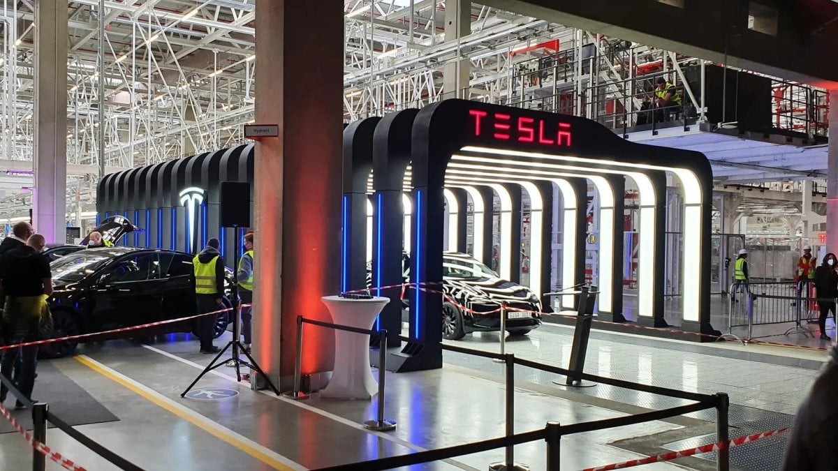 Tesla’dan ailelere özel Model Y sürprizi: 6 kişilik yeni versiyon Türkiye yolunda! Satış tarihi netleşti