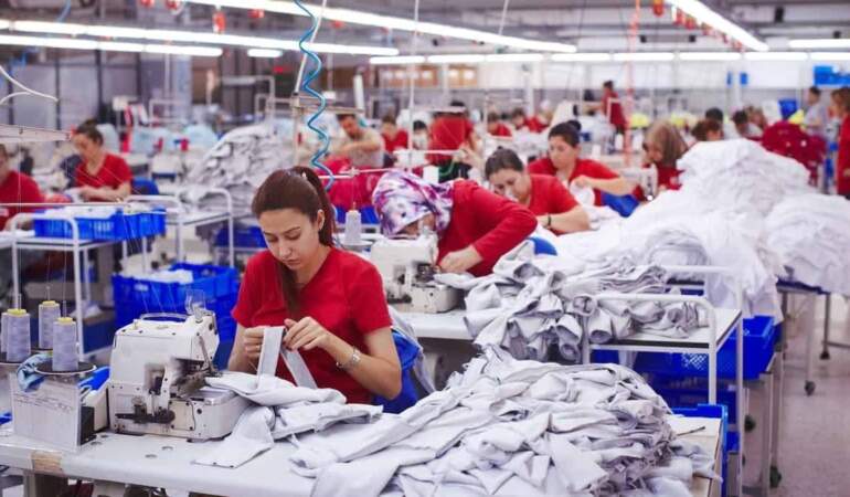 Tişört devi batan iç çamaşırı devini satın alıyor: 5 milyar dolarlık anlaşma piyasayı karıştırdı.