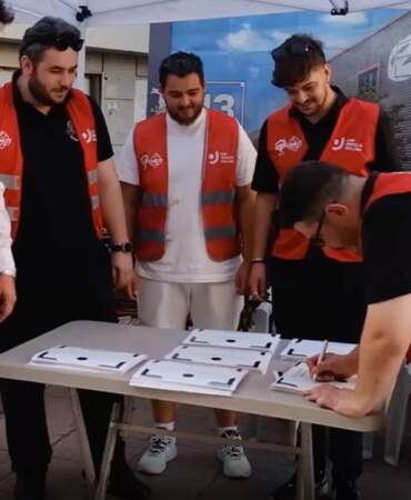CHP’li gençlerden ‘sahte diploma’ protestosu: Ücretsiz ‘diploma’ dağıttılar