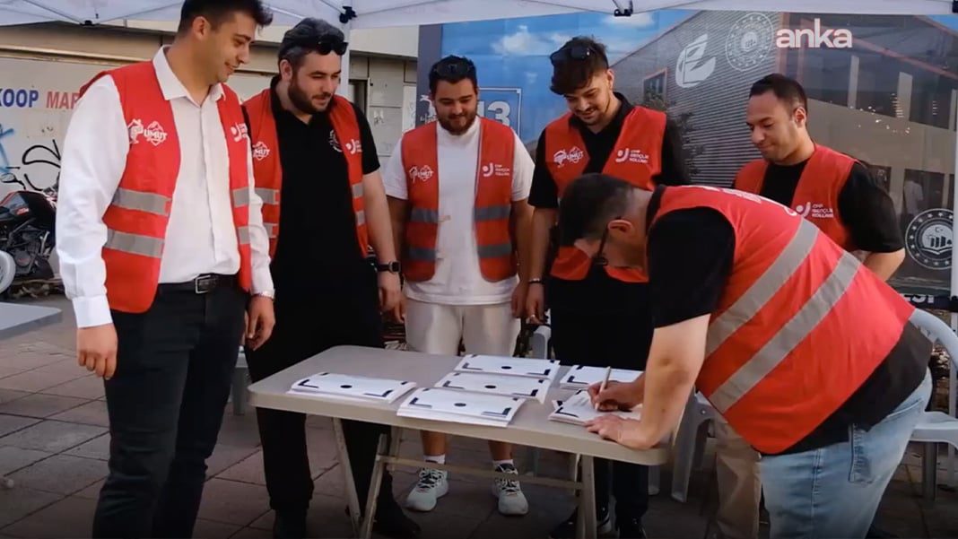 CHP’li gençlerden ‘sahte diploma’ protestosu: Ücretsiz ‘diploma’ dağıttılar