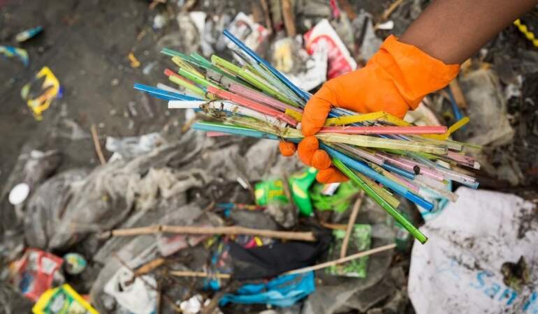 Tek kullanımlık plastiklere kısıtlama geliyor! İşte yol haritası