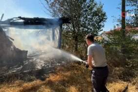 Otlu alanda başlayan yangın eve sıçradı: Bolu’da 2 katlı ev küle döndü