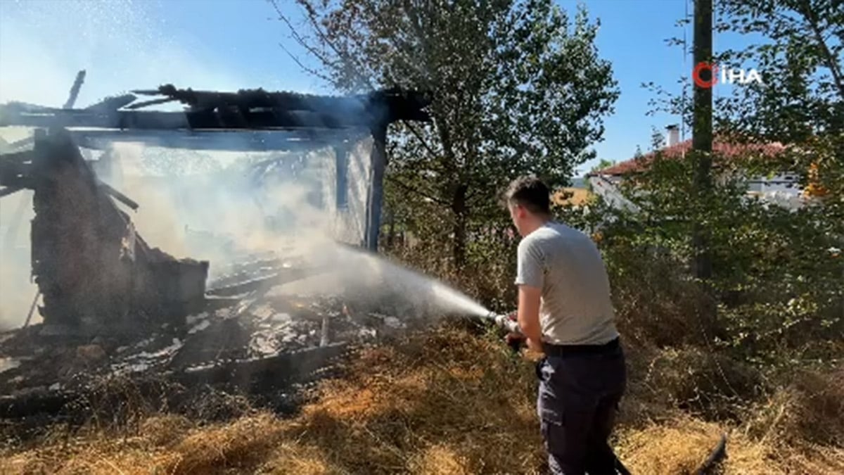Otlu alanda başlayan yangın eve sıçradı: Bolu’da 2 katlı ev küle döndü