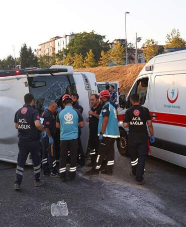 Ümraniye TEM Otoyolu’nda servis aracı devrildi: Yaralılar var