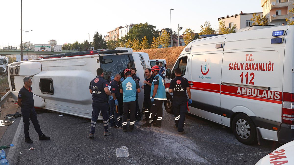 Ümraniye TEM Otoyolu’nda servis aracı devrildi: Yaralılar var