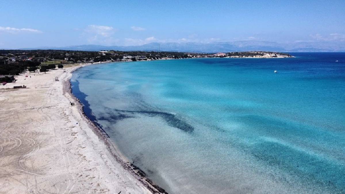 Ege’nin saklı mücevheri! İzmir’e 1 saatlik uzaklıkta: İnce kumlu, bakir mavi bir koy…