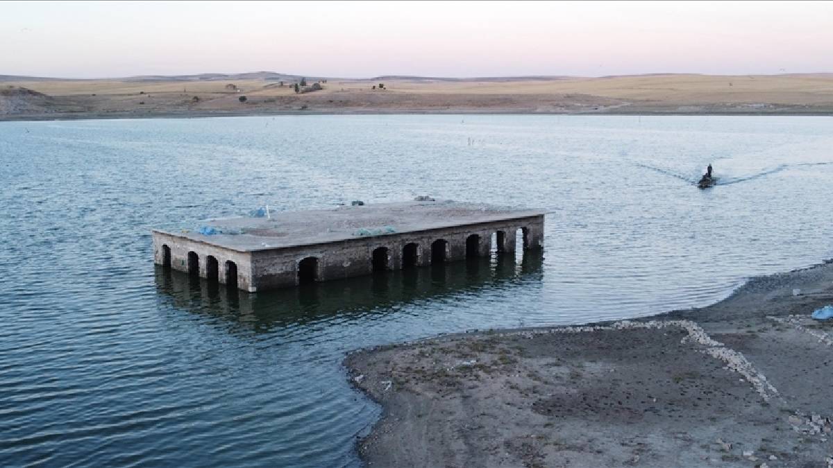 Kuraklık etkisini gösterdi, su seviyesi çekildi! Eski yerleşim yeri gün yüzüne çıktı: Okul, mezarlık, belediye binası…