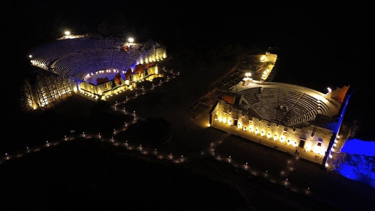 Tarih, yıldızların altında yeniden canlanıyor! Patara Antik Kenti’nde artık geceleri de ziyaretçi ağırlanıyor