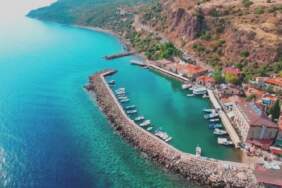 Ege’nin en güzel tatil mekanı! Denizinin dibi cam gibi görünüyor, balıklar sayılıyor! Turistler akın etmeden tadını çıkarın!