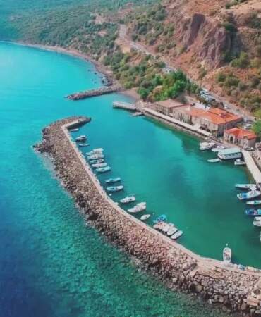 Ege’nin en güzel tatil mekanı! Denizinin dibi cam gibi görünüyor, balıklar sayılıyor! Turistler akın etmeden tadını çıkarın!