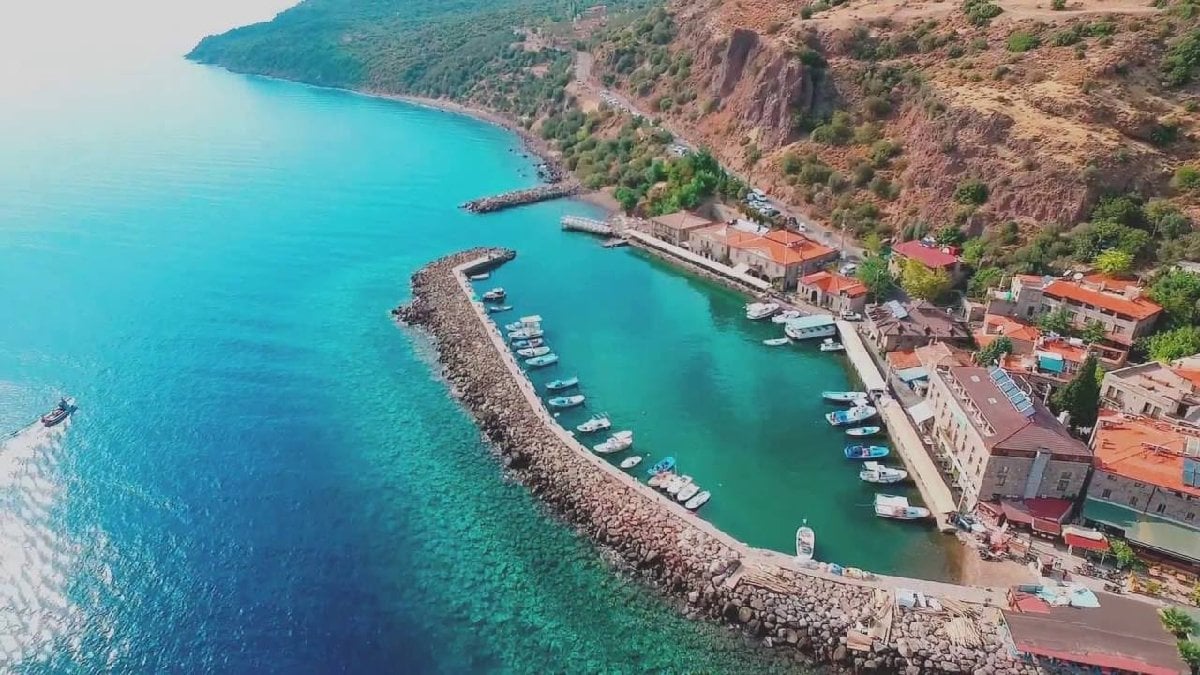 Ege’nin en güzel tatil mekanı! Denizinin dibi cam gibi görünüyor, balıklar sayılıyor! Turistler akın etmeden tadını çıkarın!