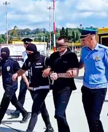 Kırmızı bültenle aranan 3 suçlu Türkiye’ye getirildi